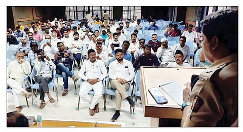 संगमनेर : संगमनेर येथे शांतता कमिटीच्या बैठकीत बोलताना जिल्हा पोलिस प्रमुख मनोज पाटील. (छाया : शाम तिवारी)