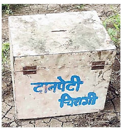 वाळकी : चोरट्यांनी फेकून दिलेली दानपेटी. (छाया : ज्ञानदेव गोरे)