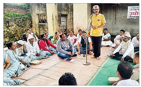 अकोले : शाहूनगरमध्ये अवैध दारूविक्री बंदी व्हावी म्हणून शाहूनगरमधील उपोषणास बसलेल्या विधवा महिला.
