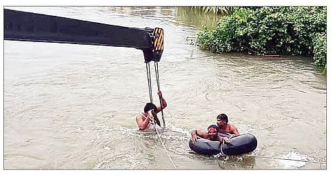 संगमनेर : नदीपात्रात गाडी व वाहून गेलेल्या दोघांचा शोध घेताना आपत्ती व्यवस्थापनचे पथक.