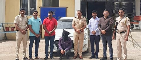 देहुगाव येथील खून प्रकरणातील आरोपीसह भिगवण पोलीस तपास पथक.