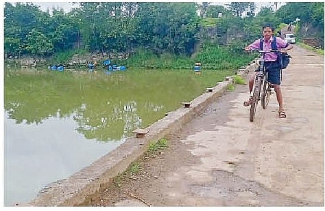 देवगाव येथील बंधार्याचे संरक्षक कठडे तुटले आहेत.