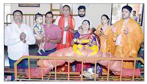 नगर : तुळजाभवानी देवी पालखीचा दांडा राहुरी येथे नवा पाळणा बनविण्यासाठी विधिवत पूजा करून रवाना करण्यात आला.