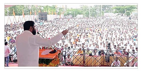 सासवड (ता. पुरंदर) येथील शेतकरी मेळाव्यात मार्गदर्शन करताना मुख्यमंत्री एकनाथ शिंदे.