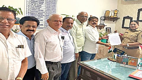 सिडको : पोलिस उपआयुक्त पौर्णिमा चौगुले यांना देताना कैलास चुंभळे. समवेत नानासाहेब जगताप, समाधान गोडसे, मारुती फड, अशोक गुळवे आदी. (छाया : राजेंद्र शेळके)