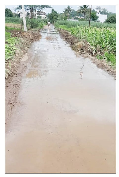 शिरोली (ता. खेड) येथे गटार योजना बंद झाल्याने रस्त्यावर वाहणारे सांडपाणी.