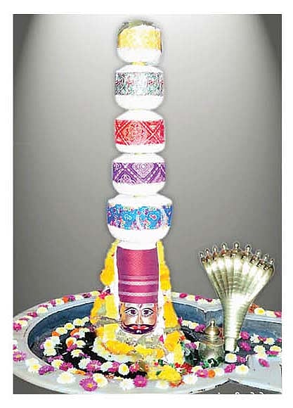 नगर : हंगेश्वराच्या दर्शनास भाविकांची मांदियाळी