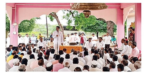 निरवांगी (ता. इंदापूर) येथे नंदिकेश्वर मंदिरातील कार्यक्रमात बोलताना हर्षवर्धन पाटील.