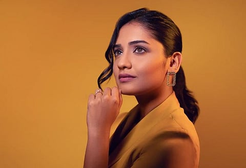 Hruta Durgule : खुपच छान दिसतेस❤️; ऋताच्या यल्लो ब्लेझरमध्ये मोहक अदा