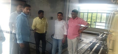 पाचोरा: येथील दूध संकलन केंद्रात पाहणी करताना अरविंद देशमुख, अजय भोळे, अमोल शिंदे आदी. (छाया: चेतन चौधरी).