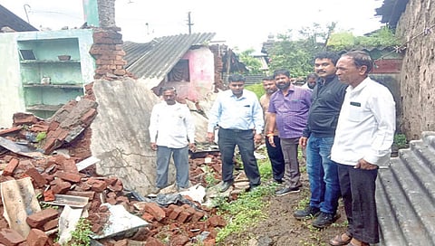 नांदूरवैद्य : अतिवृष्टीमुळे बाळू मुसळे यांच्या घराच्या भिंती कोसळून घराचे झालेले नुकसान.