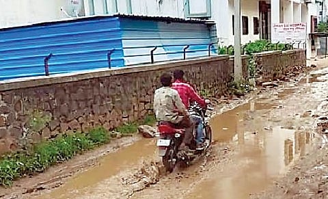 जामखेड : पावसामुळे शहरातील महाराष्ट्र बँकेकडे जाणार्या रस्त्याची झालेली दुरवस्था. (छाया : दीपक देवमाने)