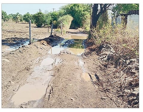 नगर तालुका : जेऊर परिसरातील अनेक वस्त्यांवर जाणार्या अंतर्गत रस्त्यांची अत्यंत दुरवस्था झाली आहे.
