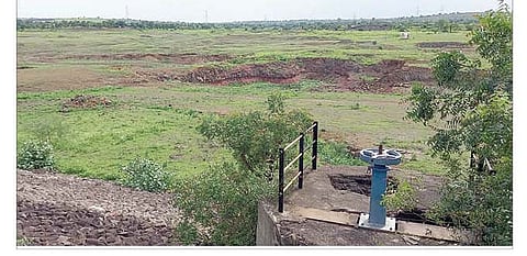 जिरेगाव (ता. दौंड) येथील कोरडाठाक पडलेला तलाव.