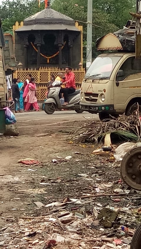 वडगाव बुद्रुक येथील छत्रपती संभाजी महाराज स्मारक परिसरात कचऱ्याची समस्या कायम आहे. रस्त्यावर पडलेला कचरा