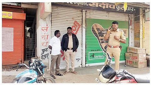 मिरजगाव : ग्रामविकास अधिकार्यावरील हल्ल्याच्या निषेधार्थ येथे कडकडीत बंद पाळण्यात आला.