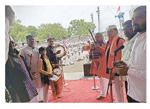 लोणी (ता. आंबेगाव) येथे कलगीतुरा सादर करताना शाहीर.