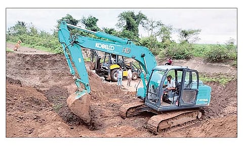 कुकाणा : देवगाव येथील मुळा उजवा कालव्याचे काम पोकलेनच्या साहाय्याने सुरू आहे. (छाया : सोपान भगत)