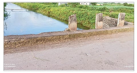 निरा डावा कालव्यावरील संरक्षक कठडे पडून धोकादायक झालेला पूल.