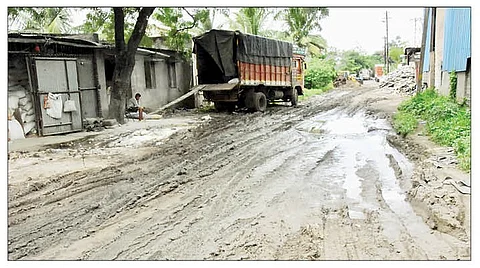नगर : केडगाव औद्योगिक वसाहतीत मोठ-मोठ्या खड्ड्यांमुळे रस्त्यांची झालेली दुरवस्था. (छाया : समीर मन्यार)