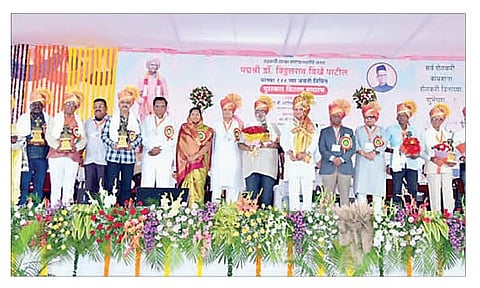 लोणी : पद्मश्री डॉ. विठ्ठलराव विखे पा. यांच्या जयंतीनिमित्त राज्यस्तरीय साहित्य व कलागौरव पुरस्कारांचे वितरण राज्यपाल आरिफ मोहम्मद खान यांच्या हस्ते करण्यात आले. समवेत मान्यवर.