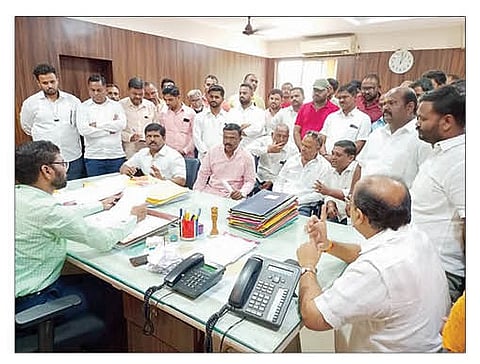 नगर : दफनभूमी जागेच्या विरोधाबाबत आयुक्तांना निवेदन देताना नालेगाव ग्रामस्थ संजय शेंडगे, गणेश कवडे, श्याम नळकांडे, वैभव वाघ आदी.