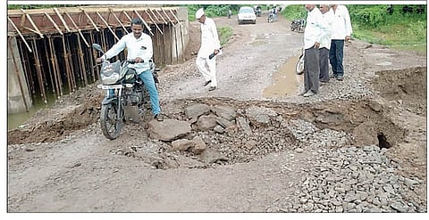शिरसगाव : कोपरगाव तालुक्यातील शिरसगाव - तिळवणी या दोन गावांतील कोळ नदीवरील पर्यायी रस्ता खचल्याने प्रवाशांचा जीव धोक्यात येत आहे.