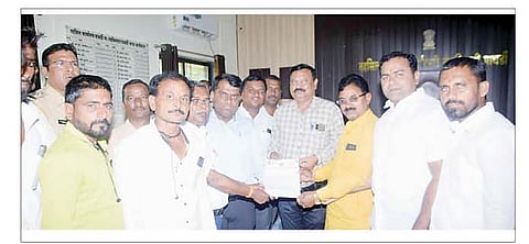 पाथर्डी : शिवसेनेचे भगवान दराडे यांच्या नेतृृत्वाखाली प्रांत अधिकारी देवदत्त केकाण यांना निवेदन देण्यात आले. (छाया : अमोल कांकरिया)