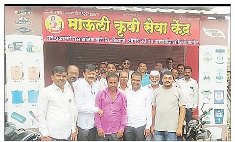 कोळगाव : खते, औषध विक्रेत्या कंपनीच्या विरोधात लाक्षणिक संप करताना येथील कृषी सेवा केंद्राचे संचालक.