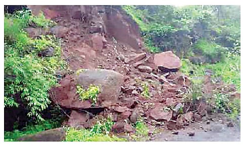 पावसामुळे करंजावणे-शिवापूर रस्त्यावरील कुसगाव खिंडीत कोसळलेली दरड.