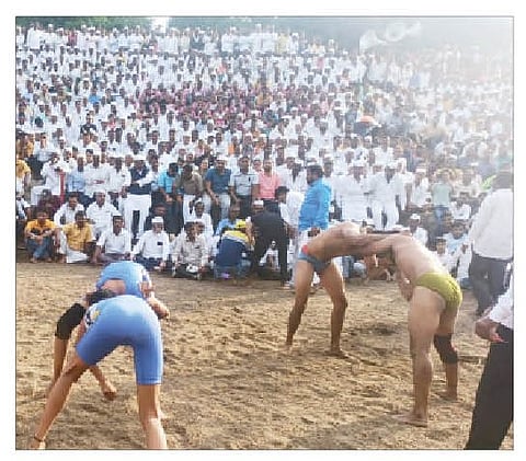 महाळुंगे पडवळ (ता. आंबेगाव) येथे कुस्तीच्या आखाड्यातील एक क्षण.