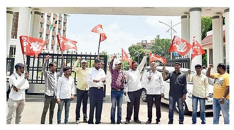 नगर : देशव्यापी मागणी दिनानिमित्त जिल्हाधिकारी कार्यालयासमोर निदर्शने करताना भाकपचे पदाधिकारी