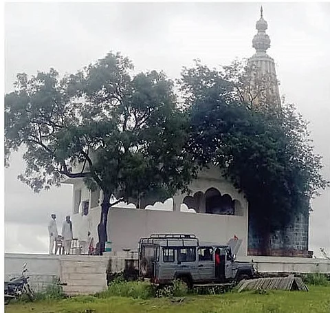 पहाडदरा (ता. आंबेगाव) येथील दुर्लक्षित असलेले महादेवाचे पुरातन मंदिर.