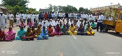 गोतोंडी येथे कालव्याच्या अस्तरीकरणाच्या निषेधार्थ रस्ता रोको आंदोलनात बोलताना सरपंच गुरुनाथ नलवडे. (छाया-संतोष ननवरे)
