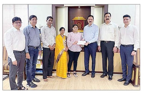 संगमनेर : नासामध्ये निवड झालेल्या श्रद्धा गुंजाळ हिला मदतीचा धनादेश देताना डॉ. संजय मालपाणी.