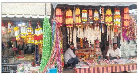 गणेशोत्सवामुळे मंचर बाजारपेठ सजावट व पूजेच्या साहित्याने गजबजली आहे. (छाया : किशोर खुडे )