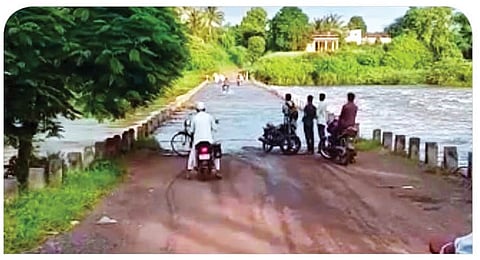 नगर : ‘मुळे’ला पूर; तीन गावांचा संपर्क तुटला