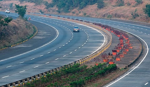 Pune-Mumbai Expressway : पुणे-मुंबई द्रुतगती महामार्ग होणार आठ पदरी