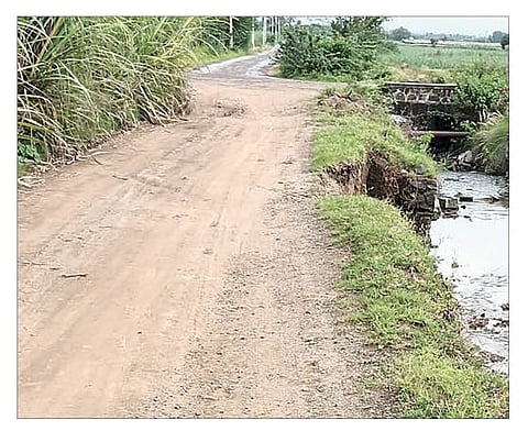 फाटा क्रमांक 23 च्या रस्त्यावर पडलेले भगदाड.