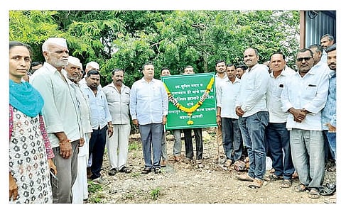 जल शुद्धीकरण प्रकल्पाचे लोकार्पण करताना मान्यवर