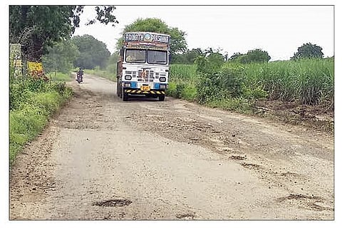 नान्नज : जामखेड रस्त्यावर जागोजागी खड्डे पडल्याने वाहतुकीस मोठा अडथळा होतोय. (छाया : लियाकत शेख)