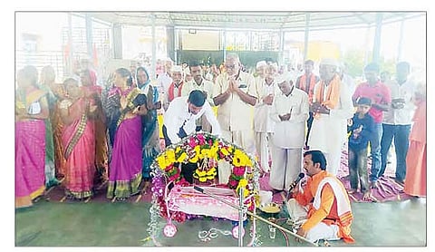 मढी : नाथ भक्त व भजनी मंडळाच्या उपस्थित नाथांच्या पादुकांची गावामधून वाजत गाजत मिरवणुक काढण्यात आली.