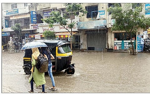 संगमनेर : शहरातील नवीन रोडवर गटार तुंबल्याने पाणीच पाणी चोहिकडे असे चित्र निर्माण झाले होते.