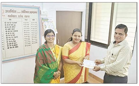 नगर तालुका : एमआयडीसी अधिकार्यांना धनादेश देताना सरपंच प्रियंका लामखडे व ग्रामविकास अधिकारी सविता लांडे.
