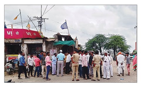 कर्जत : बसस्थानकावर एक लाख रुपयांची चोरीची घटना घडल्यानंतर घटनास्थळी पाहणी करताना पोलिस अधिकारी व नागरिक.