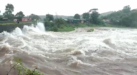 पानशेत (नरवीर तानाजी सागर) धरणातुन वांजळवाडी सांडव्यातुन १८ हजार ७८४ क्सुसेक पाणी सोडण्यात आले. त्यामुळे सांडवा दुथडी भरून वाहत आहे. पानशेत बाजारपेठ जवळील सांडवा. (छाया : दत्तात्रय नलावडे)