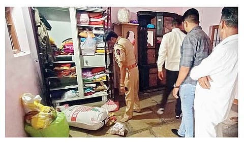 पारगाव सा.मा. (ता. दौंड) येथे चोरी झालेल्या घराची पहाणी करताना पोलिस निरीक्षक नारायण पवार. (छाया : राजेंद्र खोमणे)