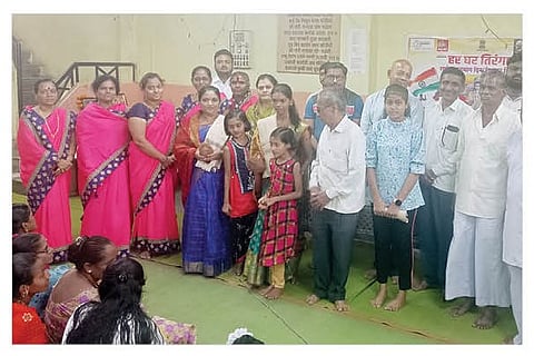 पाथर्डी : महिला कारागिरांचा सत्कार करताना डॉ. जगदीश पालवे, गजानन कोष्टी, प्रशांत शेळके, मनीषा घुले.