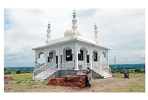 नव्याने पीरबाबाच्या वास्तूच्या दुरुस्तीचे काम सुरू आहे. (छाया : राजेंद्र खोमणे)