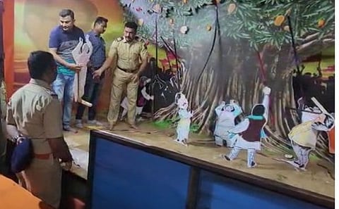 Ganesh Chaturthi 2022 : शिवसेनेच्या बंडखोरीवर कल्याणमध्ये देखावा; पोलिसांनी धाड टाकून केला जप्त